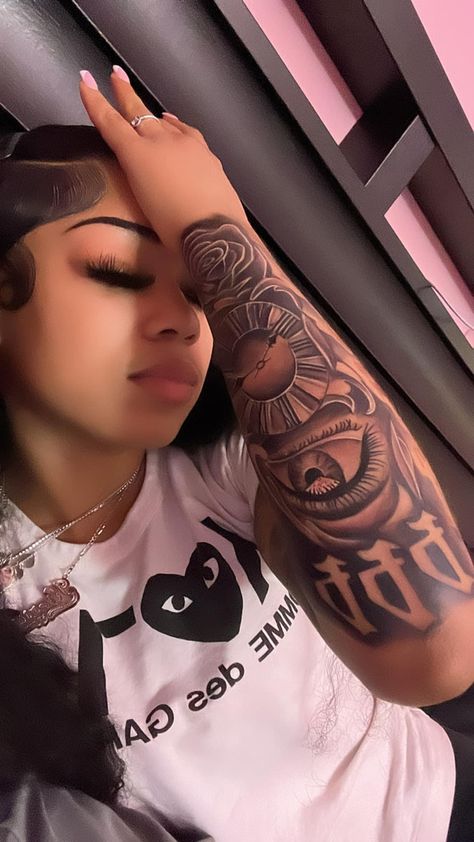 Cute Thigh Tattoos, Tattoo Angel, Arm Sleeve Tattoos For Women, Tattoo Designer, Hand Tattoos For Girls, Cute Hand Tattoos, Pretty Hand Tattoos, Neck Tattoos Women, Tattoos For Women Half Sleeve