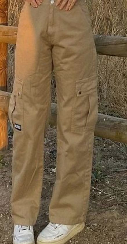 Beige Jeans Outfit Aesthetic, Khaki Pants Outfit Aesthetic, Tan Baggy Pants, Beige Baggy Pants, Baggy Khaki Pants, Beige Jeans Outfit, Winter Comfy Outfits, Khaki Pants Outfit, Beige Cargo Pants