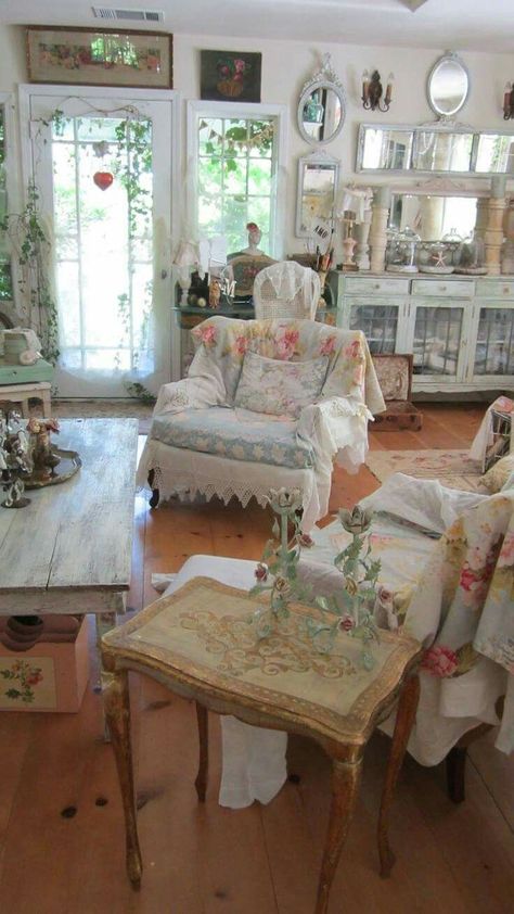 Shabby Chic Farmhouse Living Room, Shabby Chic Decor Living Room, Styl Shabby Chic, Decoration Shabby, Estilo Shabby Chic, Shabby Chic Living, Shabby Chic Room, Interior Vintage, Romantic Shabby Chic