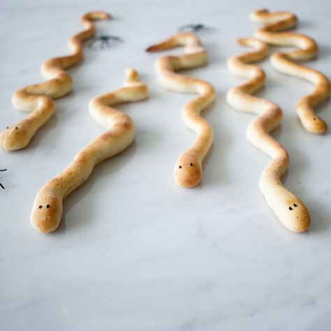 Halloween Snake Food, Snake Snacks For Kids, Breadstick Snakes, Halloween Breadsticks, Snake Breadsticks, Halloween Food Treats, Halloween Dinner, Black Sesame, Halloween Snacks