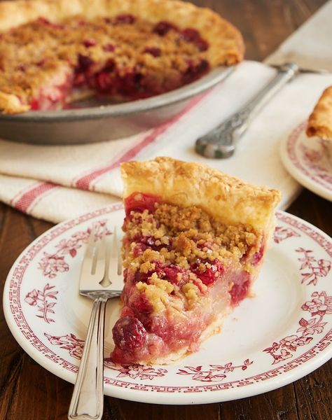 Pear Crumble Pie, Traditional Holiday Desserts, Crumb Pie, Cranberry Pear, Pear Crumble, Pear Dessert, Cranberry Pie, Holiday Baking Recipes, Pie Crumble