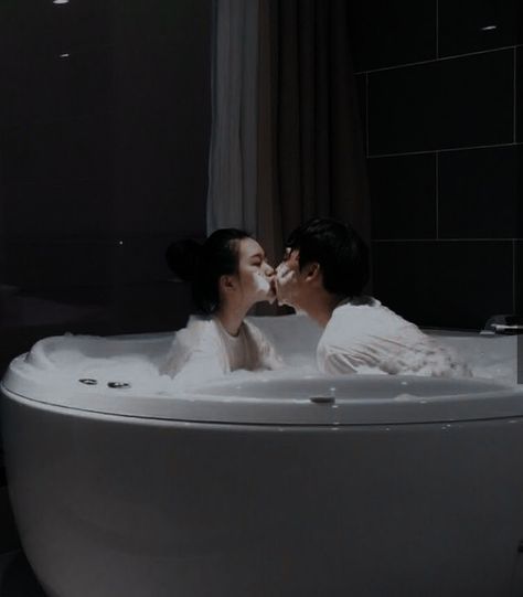 Bathup Couple, Bath Couple, Father And Baby, Couple Romance, Ulzzang Couple, Korean Couple, Couples Images, Couple Shower, Couples Poses For Pictures