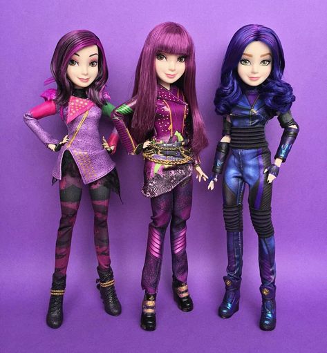 Disney Descendants Dolls, Disney Descendants 2, Barbie Bathroom, Evie Descendants, Disney Barbie Dolls, Disney Descendants Movie, Descendants Party, Mal And Evie, Disney Descendants 3