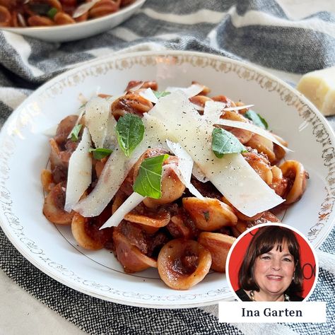 Weeknight Bolognese, Beef Meals, Sunday Sauce, Ina Garten Recipes, Ground Sirloin, Bolognese Sauce, Drying Pasta, Italian Dishes, Taste Of Home