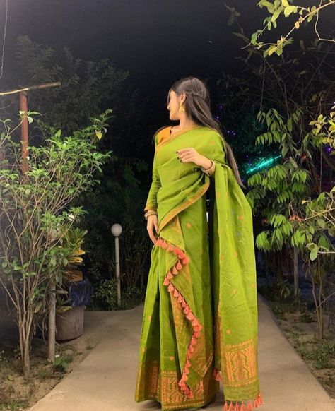 Yellow Mekhela Chador, Mekhla Chador Look, Sador Mekhela Design, Mekhela Sador Poses, Mekhala Chadar Design, Traditional Girls Dp, Sador Mekhela Photo Pose, Mekhela Sador Aesthetic, Assamese Couple