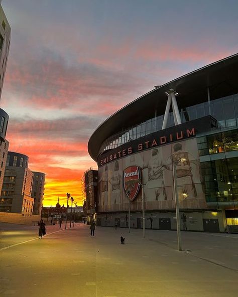 Wenger’s House 🏡 on Instagram: "The House looks mighty fine in the sunset 😮‍💨" Arsenal Stadium Aesthetic, Emirates Stadium Aesthetic, Arsenal Aesthetic Wallpaper, Arsenal Wallpapers 4k, Arsenal Aesthetic, Arsenal Poster, Arsenal Wallpaper, Levi King, Arsenal Club