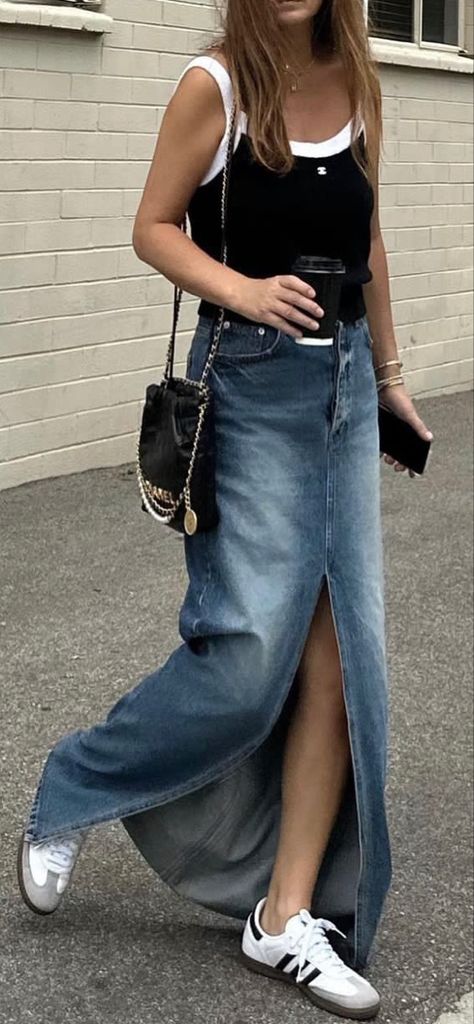 Street Style 2023 Summer Teachers Outfits, Summer Denim Skirt, Long Denim Skirt Outfit, Street Style 2023, Denim Skirt Trend, Dress And Sneakers Outfit, Jean Skirt Outfits, Outfit Denim, Outfit Primavera