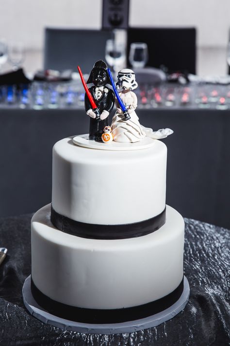 Star Wars Wedding Cake, Star Wars Room Decor, Star Wars Wedding Theme, Star Wars Room, Star Wars Wedding, The Force Is Strong, Star Wars Party, Grooms Cake, A Doctor