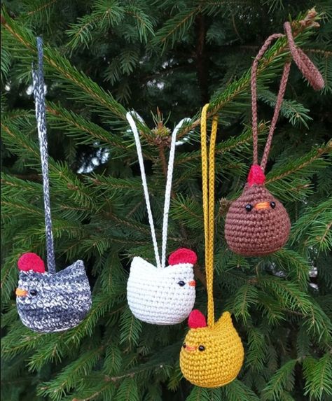 Based off a pattern from last year, Here are tiny crochet chickens 😍 Crochet Gifts For Friends Patterns, Crochet For Chickens, Christmas Crochet Car Accessories, Crochet Chicken Ornament, Crochet Pocket Buddies, Car Mirror Crochet Accessories, Crochet Pocket Pets, Crochet Mini Christmas Ornaments, Crochet Christmas Accessories