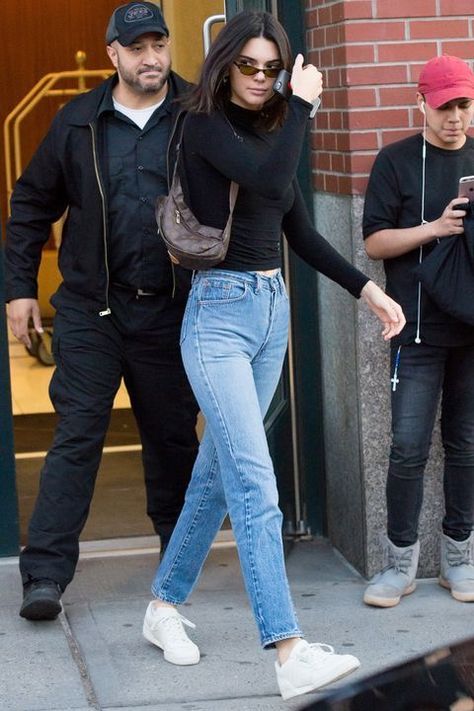 Kendall Jenner Jeans, Kenny Jenner, Kendall Jenner Outfits Street Styles, Italian Street Style, Kendall Jenner Outfits Casual, Style Kendall Jenner, Stile Kendall Jenner, Rihanna Street Style, Gigi Hadid Street Style