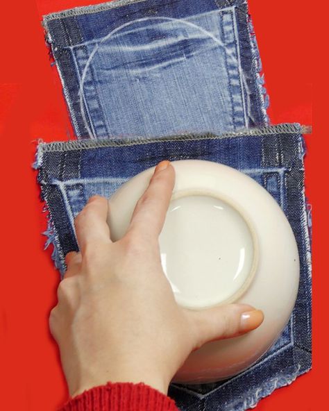 How you can use the pockets of old jeans to sew yourself a cool purse | jeans, handbag | How you can use the pockets of old jeans to sew yourself a cool purse | By MomCut - Deutschland Denim Bag Pattern Jean Purses Sewing Tutorials, Diy Jean Purse, Jean Pocket Purse, Diy Purse Handles, Reuse Jeans, Denim Jean Purses, Reuse Old Jeans, Recycling Clothes, Diy Bags Jeans