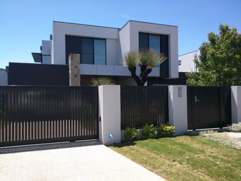 Sloping Fence, Modern Front Yard Fence Ideas, Modern House Fence, Front Fence Design, Modern Fences And Gates, Front Fences, Aluminum Driveway Gates, Outdoor Fence, Gate Post