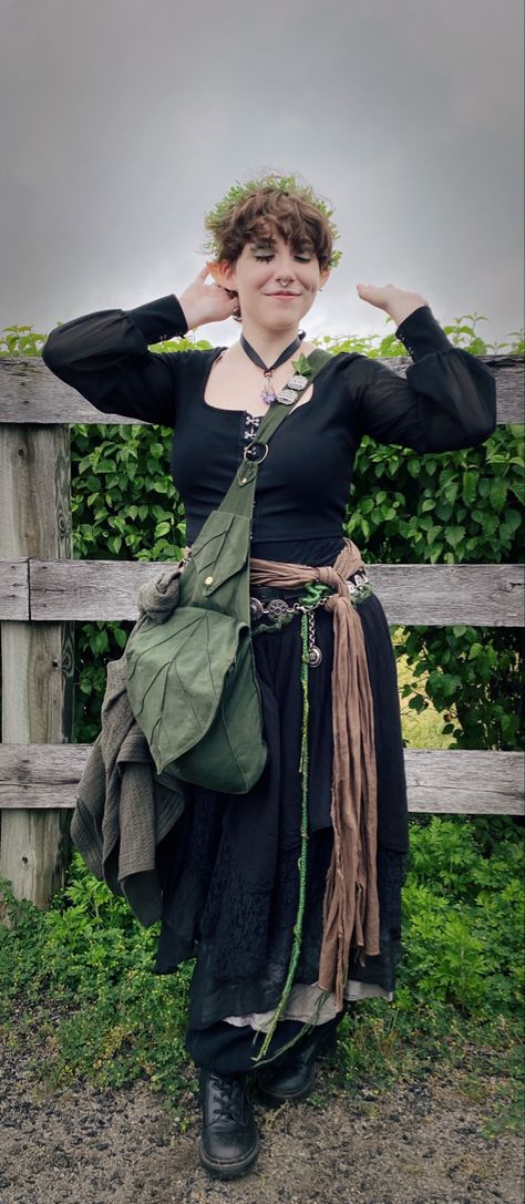 Herbal Witch Outfit, Rennaisance Faire Outfit, Simple Ren Faire Outfit, Ren Fest Outfits, Ren Faire Witch, Witchy Cosplay, Witch Dancing, Goth Elf, Fair Fits