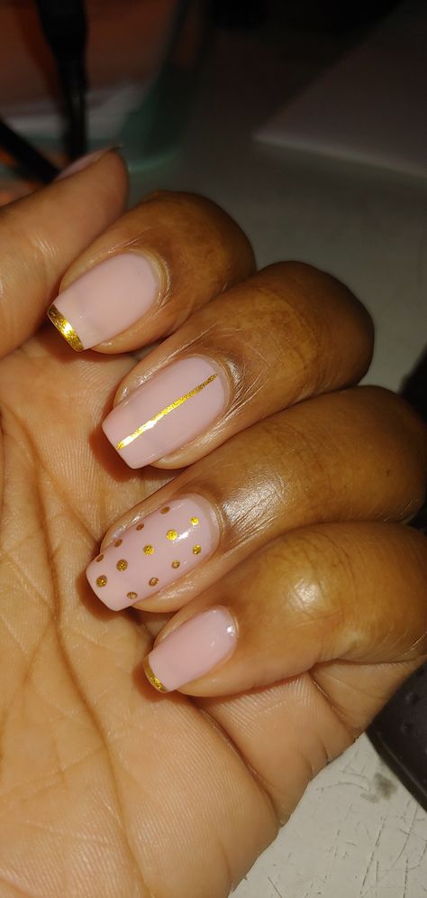 Nail Design On Black Women, Gel Nails On Black Women, Gold Gel Nails Short, Round French Tip Nails With Design, Square Round Nails Short, Very Short Natural Nail Designs, Short Office Nails, Classy Nails Black Women, Short Nails Elegant