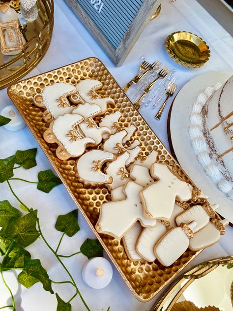 Gold And White Gender Reveal Party, Gender Reveal Ideas New Years, Gold And White Baby Shower Ideas, White And Gold Gender Reveal, Gold Gender Reveal Party, White Gender Reveal Party, Christmas Gender Reveal, White Cookies, Gender Reveal Themes