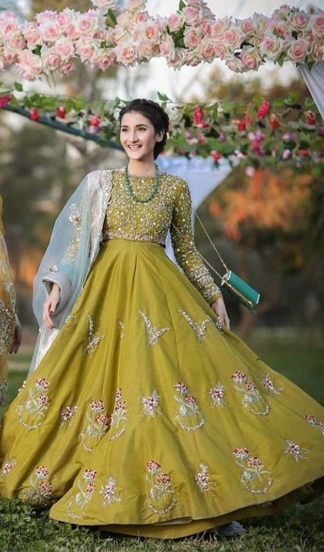 Tail Frocks, Tail Frock, Short Bridal Dress, Frock Designs, Shadi Dresses, Beautiful Bridal Dresses, Bridal Dresses Pakistan, Pakistani Wedding Outfits, Stylish Short Dresses