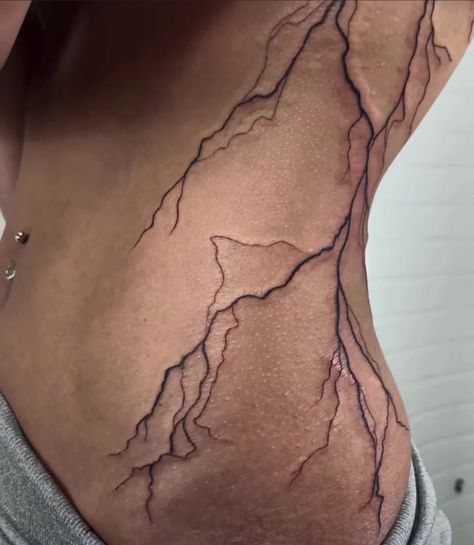 Blitz Tattoo, Lightning Tattoo, Pretty Hand Tattoos, Retro Tattoos, Muster Tattoos, Dope Tattoos For Women, Śliczne Tatuaże, Discreet Tattoos, Subtle Tattoos