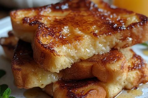 Overnight Crème Brûlée French Toast - recipestasteful Crème Brûlée French Toast, Brulee French Toast, Creme Brulee French Toast, French Toast Ingredients, Overnight French Toast, Toast Recipes, Breakfast Brunch Recipes, Breakfast For Dinner, Morning Food