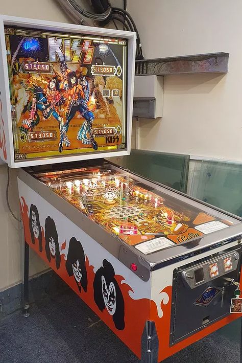 Game Room Ideas Man Caves, Billiards Bar, Kiss Merchandise, Pinball Art, Pinball Wizard, Console Games, Arcade Game Machines, Pinball Game, Tiki Art