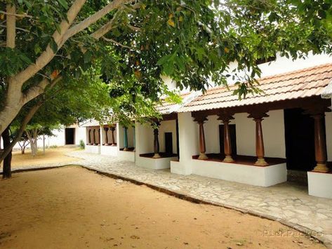 Dakshinachitra- Traditional Tamil Agraharam(Brahmin house) Agraharam House, Chettinadu House, House Design Traditional, Indian Home Design Exterior, Chettinad House, Kerala Architecture, Heritage Architecture, India House, Hut House