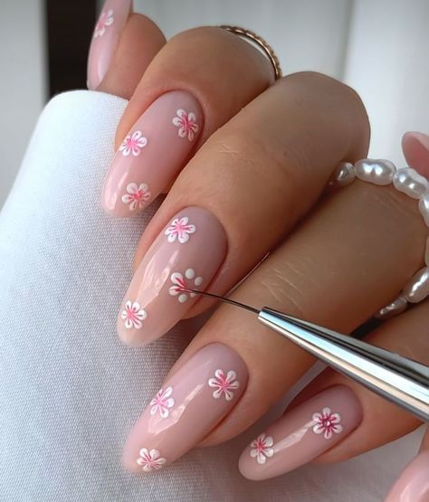 Daisy Acrylic Nails, Almond Flower, Chic Nail Art, Manicure Nail Designs, Nail Art Designs Diy, Short Acrylic Nails Designs, Nail Art Ideas, Chic Nails, Short Acrylic Nails