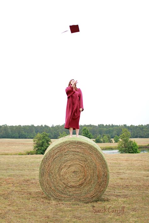 Hay Bale Pictures, Cap And Gown Senior Pictures, Horse Senior Pictures, Graduate Gifts, Cap And Gown Photos, Cap And Gown Pictures, Senior Photoshoot Poses, Pictures With Horses, College Graduation Photos