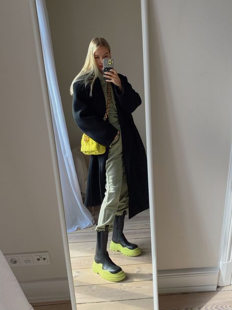 Bottega Tire Boots Outfit, Bottega Veneta Tire Boots Outfit, Lime Green Bag Outfit, Bottega Boots Outfit, Bottega Veneta Boots Outfit, Bottega Veneta Tire Boots, Chelsea Boots Outfits, Chanel Phone Case, Coat Chanel