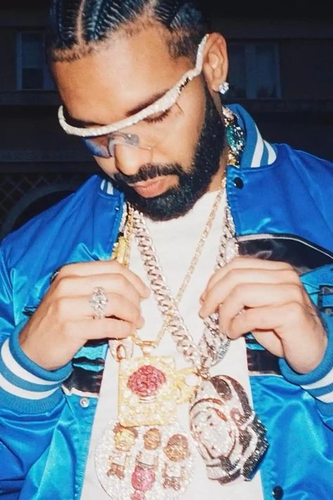 Drake wearing Pharrell chains from Joopiter auction💫 Drake 2018, Drake Instagram, Drake Photos, Drake Ovo, Drake Drizzy, Drake (lyrics), Drake Graham, Hip Hop World, Rocket Power