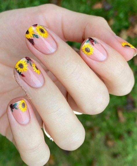 16 Trendy Boho Nail Art Ideas to Elevate Your Manicure 15 Sunflower Design Nails, Sunflower Nail Art Designs, Sunflower Wedding Nails, Sunflower Gel Nails, Sunflower Acrylic Nails, Cute Sunflower Nails, Fall Sunflower Nails, Nail Art Sunflower, Sunflower Nails Design