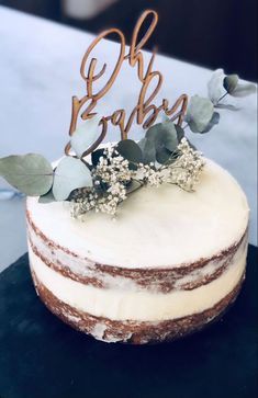 This rustic wood cake topper is great to add to any baby cake Foto Gender Reveal, Gateau Baby Shower Garcon, Simple Baby Shower Cake, Girl Shower Cake, Baby Shower Cakes Neutral, Oh Baby Cake, Oh Baby Cake Topper, Baby Shower Decorations Neutral, Classy Baby Shower