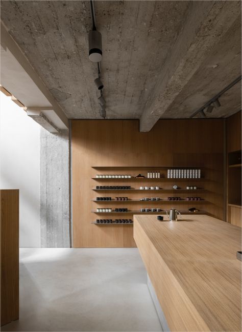 » Notabene store by Norm Architects Japanese Cabinet, Aluminum Shelves, Japanese Furniture, Wooden Staircases, Norm Architects, Terrazzo Flooring, Retail Interior, Elegant Furniture, Shop Interiors