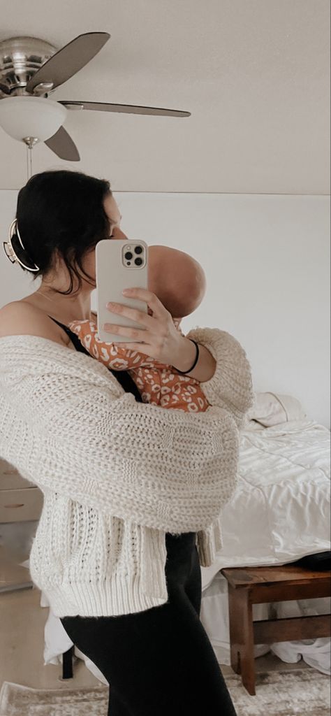 Selfies With Newborn, Faceless Baby Pictures, Hidden Baby Face Photos, Baby Photo Ideas Without Face, No Face Baby Announcement, Hidden Face Baby Pictures, Newborn No Face Pictures, No Face Newborn Photo, Private Newborn Photos