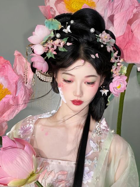 Ancient China Makeup, Chinese Traditional Makeup, Geisha Aesthetic, Goddess Makeup, Traditional Asian Dress, Chinese Makeup, Traditional Hairstyle, Hanfu Dress, Face Swaps