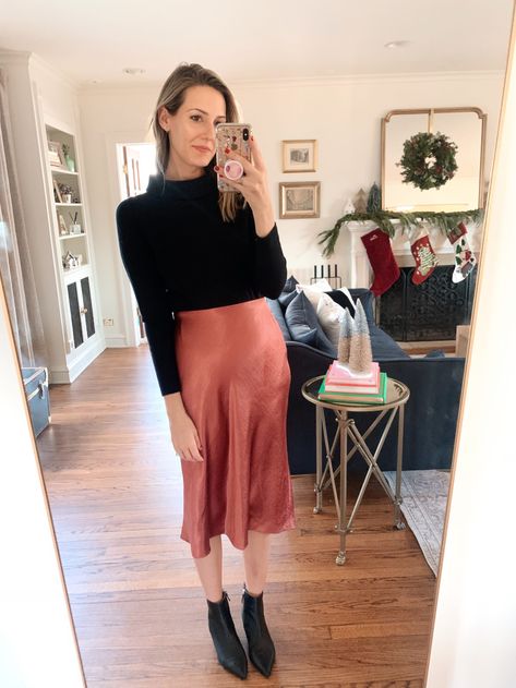 Satin Midi Skirt Outfits, Satin Midi Skirt Outfit, Midi Skirt Outfit Winter, Slip Skirt Outfit, Pink Silk Skirt, Pink Satin Skirt, Muted Autumn, Vintage Fur Stole, Colorful Outfit Ideas