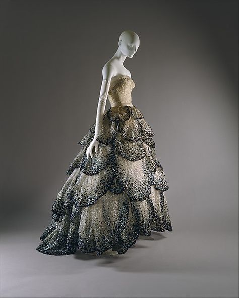 House of Dior   Designer:Christian Dior   Date:fall/winter 1949–50 Dior Evening Gown, Vintage Evening Gowns, Mode Retro, Dior Dress, Christian Dior Haute Couture, Bohemian Mode, Dior Haute Couture, Christian Dior Couture, فستان سهرة