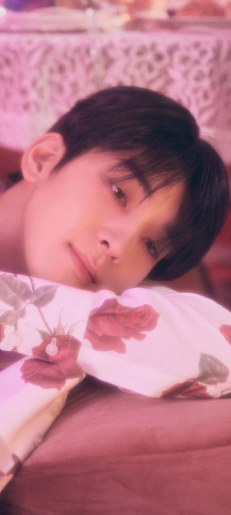 Wonwoo Pink Wallpaper, Wonwoo Lockscreen Aesthetic, Wonwoo Wallpaper Lockscreen Aesthetic, Seventeen Pink Wallpaper, Wonwoo Boyfriend Material Lockscreen, Wonwoo Pink, Wonwoo Wallpaper Lockscreen, Soft Wonwoo, Wonwoo Lockscreen