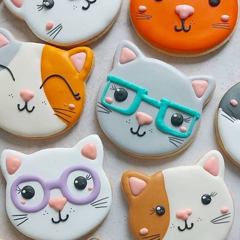 Cat Face Cookies, Cat Royal Icing Cookies, Cat Sugar Cookies Decorated, Kitty Cookies Royal Icing, Kitty Cat Cookies, Cat Birthday Cookies Decorated, Sugar Cookie Buttercream Frosting, Perfect Sugar Cookies, Decorator Frosting