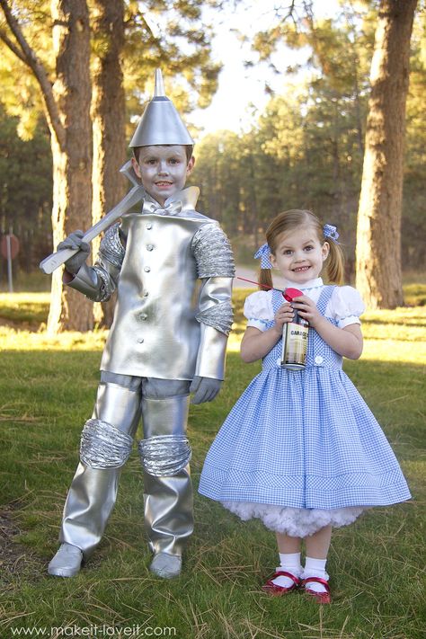 DIY "Wizard of Oz" costumes (Glinda, Tin Man, Dorothy, and Lollipop Munchkin) | via Make It and Love It Diy Tin Man Costume, Halloween Costumes For Siblings, Costumes For Siblings, Cheap Easy Halloween Costumes, Tin Man Costume, Tin Man Costumes, Sibling Halloween Costumes, Sibling Costume, Halloween Costumes 2014