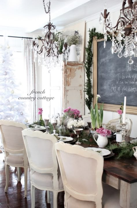 Christmas Dining Room Table, French Country Ideas, French Country Dining Room, Cottage Wallpaper, Styl Shabby Chic, French Country Living, Kitchen Table Centerpiece, Farmhouse Glam, Country Dining Rooms