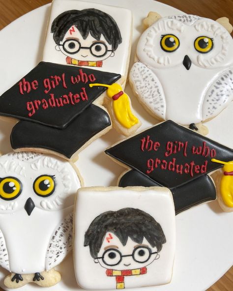 Harry Potter themed graduation Harry Potter Graduation Cap, Graduation Photo Boards, Graduation Party Ideas Decorations, Harry Potter Birthday Decorations, Harry Potter Graduation, Graduation Cake Designs, Creative Graduation Caps, Harry Potter Theme Birthday, The Trend Spotter