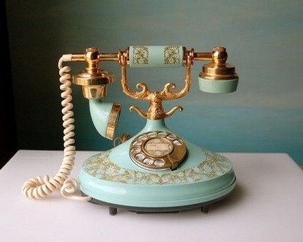 An old fashioned 'French' phone Telephone Retro, Antique Phone, Telephone Vintage, Antique Telephone, Vintage Phones, Vintage Telephone, Old Phone, Vintage Objects, Vintage Diy