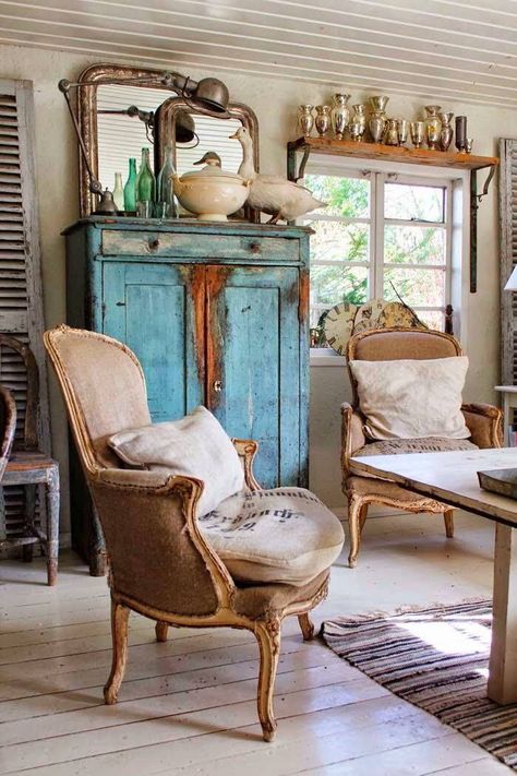 Junkin Addict Shabby Chic Decorating, Minimalist Dekor, Vibeke Design, Rustic Farmhouse Living Room, French Farmhouse Decor, Farmhouse Interior Design, French Country Bedrooms, Farmhouse Interior, Style Deco