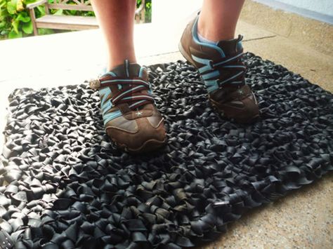 Pretty neat to see that someone crocheted(!) bicycle tire inner tube pieces -- made a door mat out of them. Bike Tube Crafts, Recycler Diy, Bicycle Tubes, Bike Craft, Tire Chairs, Upcycled Bike, Reuse Old Tires, Tire Swings, Tire Art