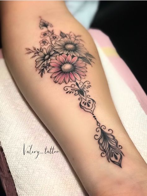 Beauty Spirituality, Petit Tattoo, Cat Tattoos, Inspiration Tattoos, Sunflower Tattoos, Tiny Tattoo, Arrow Tattoo, Arrow Tattoos, Tattoos For Daughters