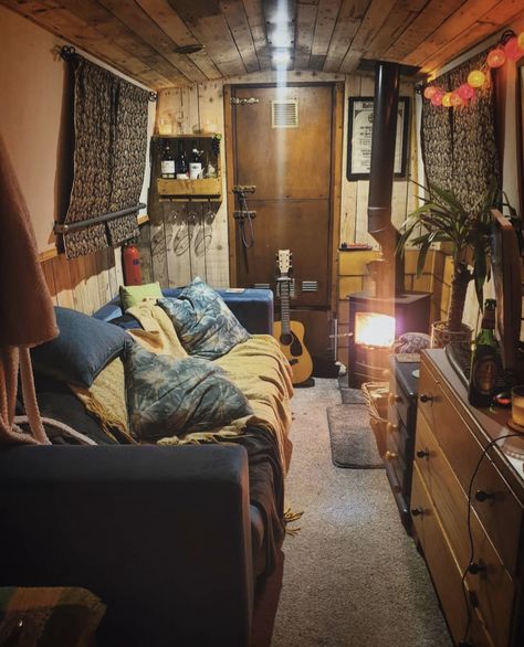 Traditional Narrowboat Interiors, Ship Cabin Bedroom, Small Boat Interior, Tiny Cabins Interiors, Small Houseboats, Caravan Living, Narrowboat Interiors, Boat House Interior, Narrow Boat