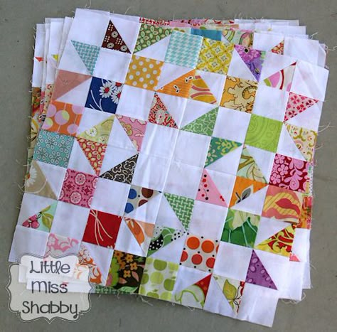 Colchas Quilting, Mini Quilt Patterns, Half Square Triangle Quilts, Colors And Patterns, Miniature Quilts, Quilt Block Tutorial, Triangle Quilt, Tiny Things, Doll Quilt