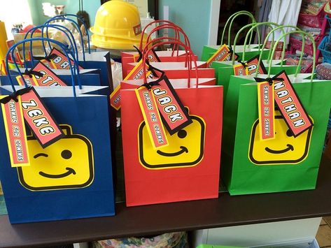 Lego Favor Bags, Lego Party Bag Ideas, Lego Birthday Goodie Bags, Lego Goodie Bag Ideas, Lego Goodie Bags, Lego Party Decorations Diy, Lego Party Packs, Lego Gift Bags, Lego Party Bags