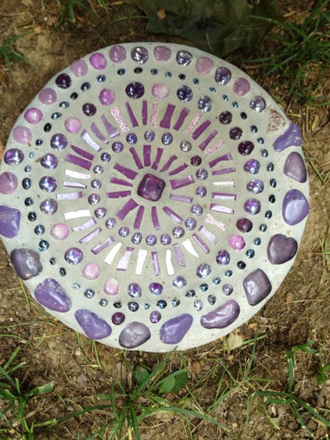 Purple Mosaic Stepping Stone Garden Stepping Stones Diy, Decorative Stepping Stones, Taman Diy, Mosaic Stepping Stone, Concrete Stepping Stones, Stepping Stones Diy, Mosaic Stepping Stones, Round Mosaic, Mosaic Garden Art