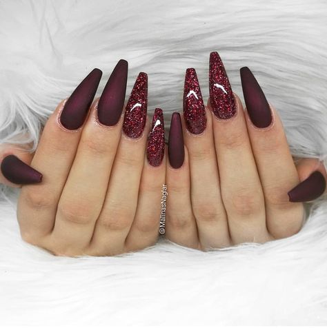 ... Fall Coffin Nails, Wine Nails, Maroon Nails, Red Acrylic Nails, Fall Acrylic Nails, Shiny Nails, Burgundy Nails, Makijaż Smokey Eye, Nail Designs Glitter