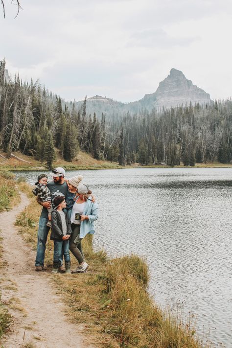 Family Vacation Mountains, Outdoor Family Adventures, Family Hiking Photography, Wyoming Family Photos, Travel Aesthetic Family, Family Hiking Photos, Fishing Family Photos, Hiking Family Photoshoot, Montana Family Photos